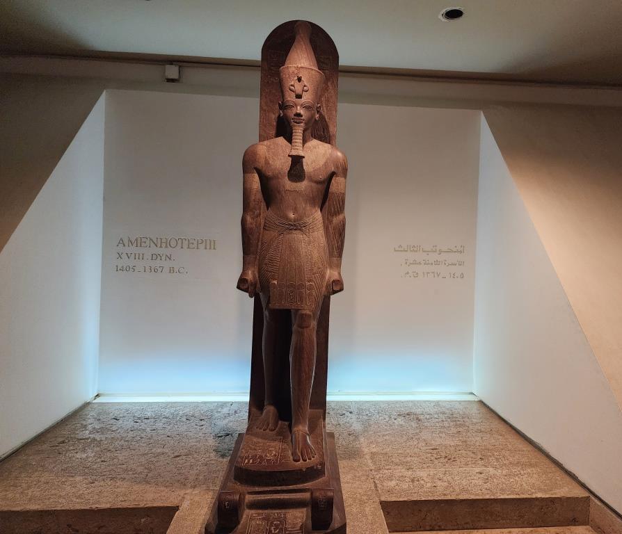 تمثال بديع داخل متحف الأقصر