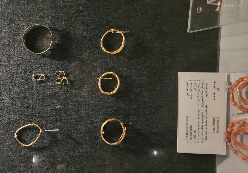 مشغولات ذهبية وقلادات ملكية بالمتحف