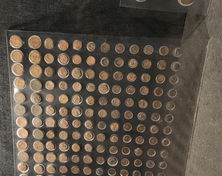 جانب من العملات بالعصور المختلفة القديمة