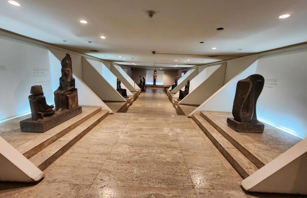 قاعة التماثيل الملكية داخل المتحف