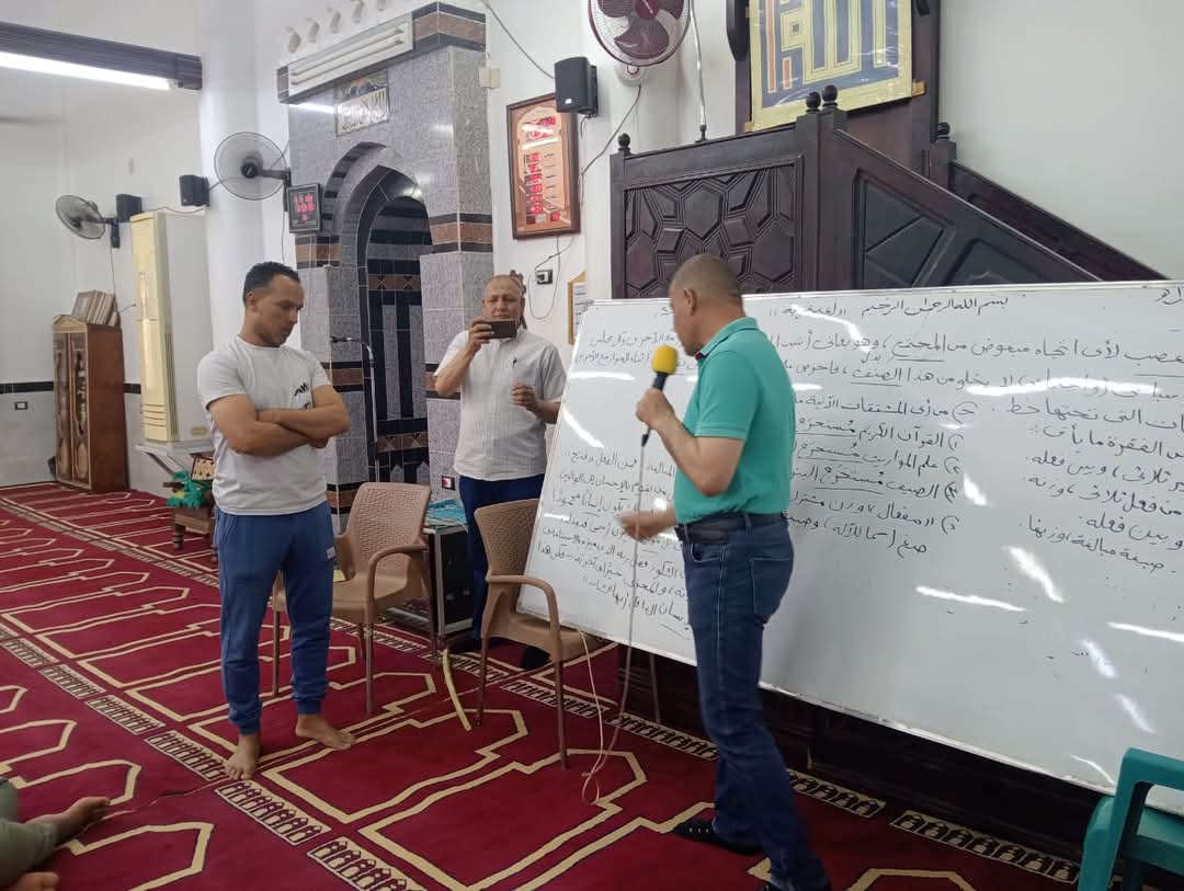 مدير إدارة الداخلة التعليمية يحاضر للطلاب مدير إدارة الداخلة التعليمية يحاضر للطلاب