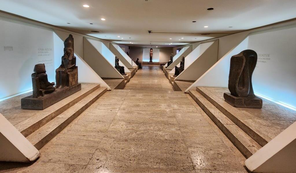 قاعة تماثيل ملكية مميزة بمتحف الأقصر