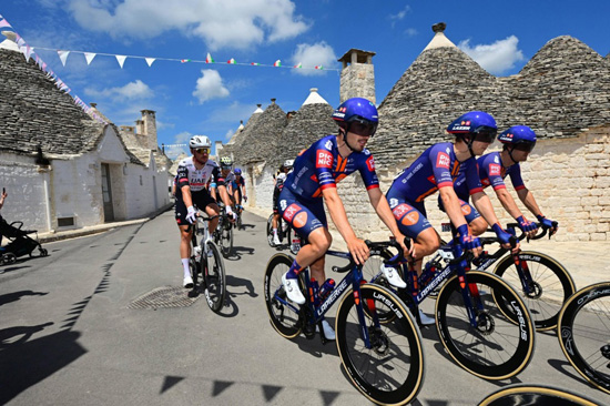 سباق إيطاليا للدراجات (8)