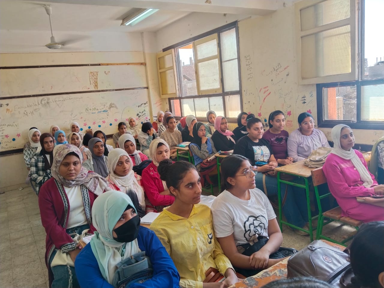 حضور المراجعات النهائية لطلبة الاعدادية بالأقصر حضور المراجعات النهائية لطلبة الاعدادية بالأقصر