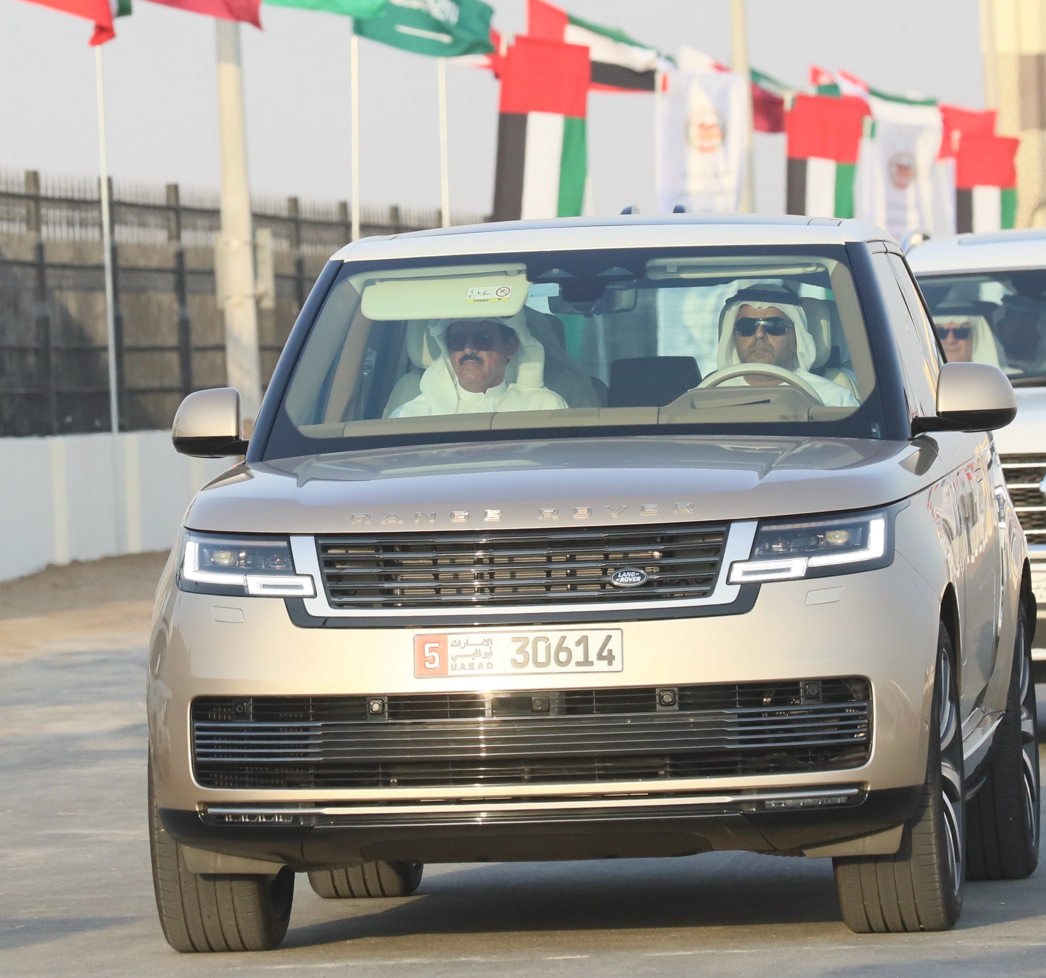 الشيخ سلطان يتابع  السباقات
