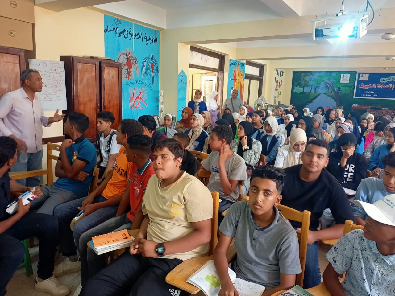 الإقبال الكبير على محاضرات المراجعة النهائية بالإدارات التعليمية الإقبال الكبير على محاضرات المراجعة النهائية بالإدارات التعليمية