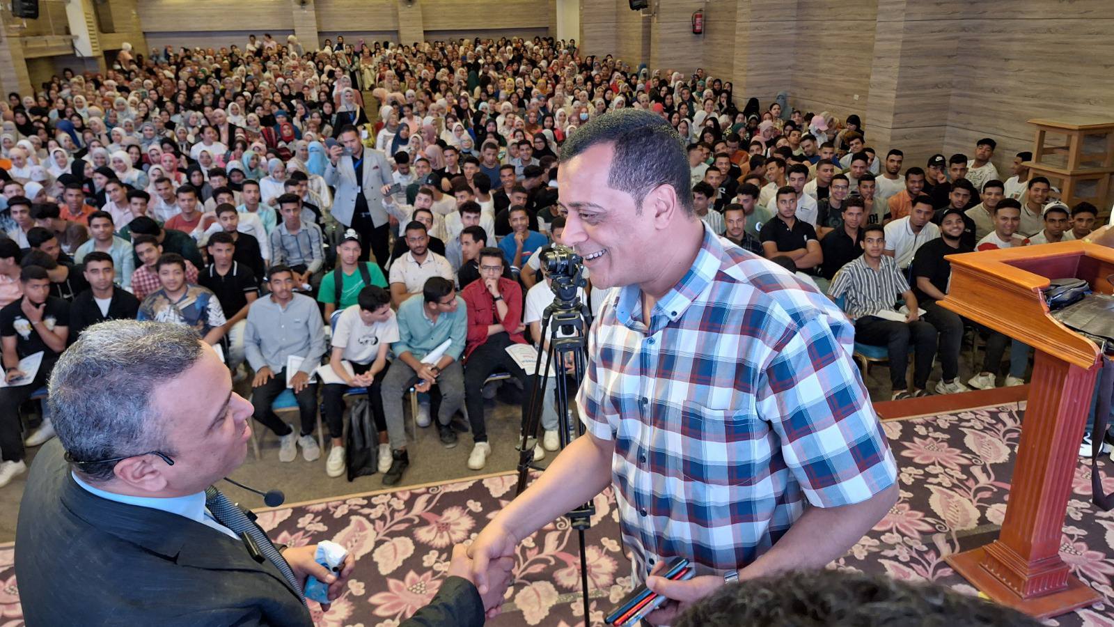 من داخل القاعة من داخل القاعة
