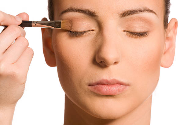 خطوات لعمل مكياج عيون