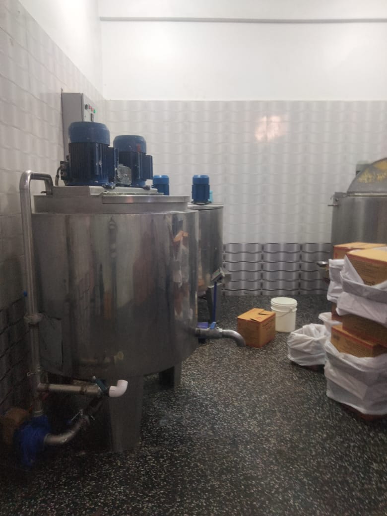 معمل غير مرخص يقوم بتقليد وغش الزبدة البلدي