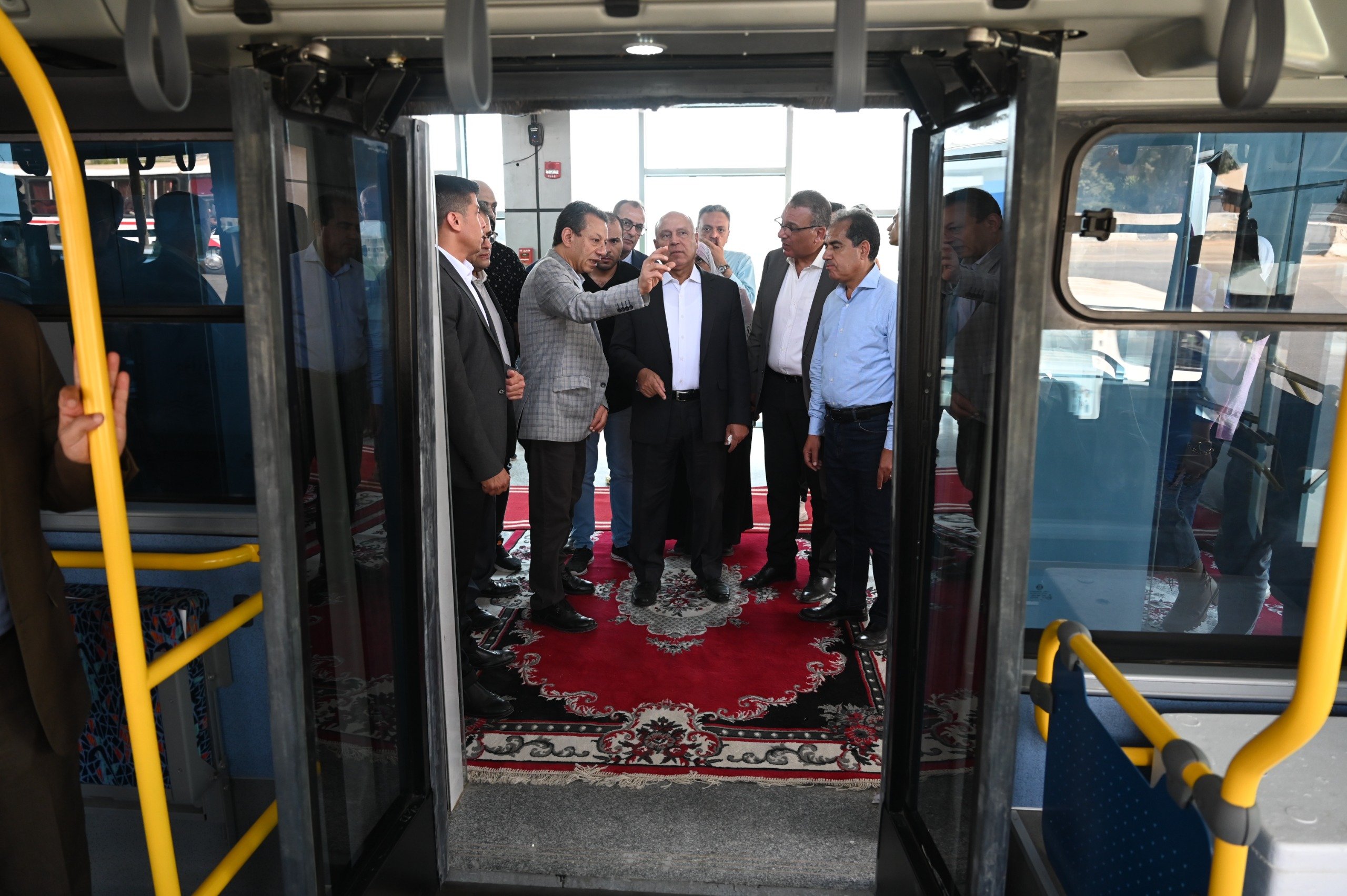 نائب رئيس الوزراء يستقل حافلة استعدادا للتشغيل نائب رئيس الوزراء يستقل حافلة استعدادا للتشغيل