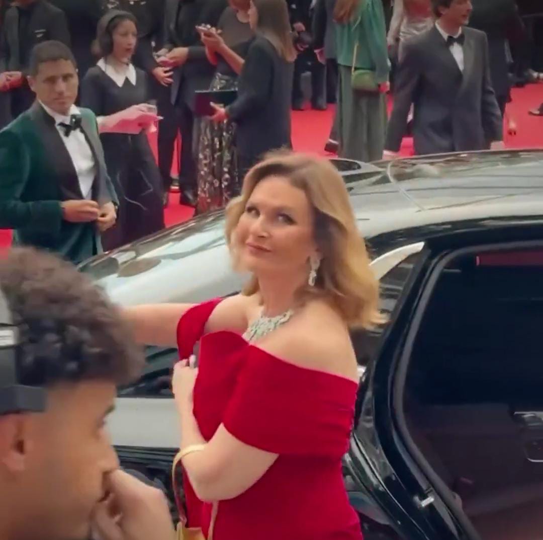 يسرا تتألق بفستان أحمر بصحبة عمرو منسي بمهرجان كان السينمائي (2)