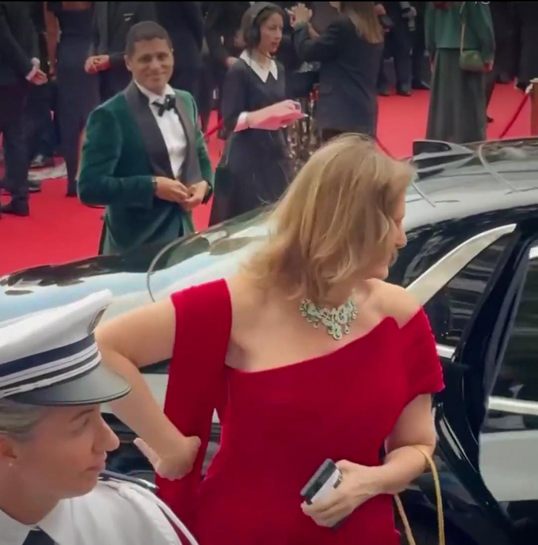 يسرا تتألق بفستان أحمر بصحبة عمرو منسي بمهرجان كان السينمائي (1)