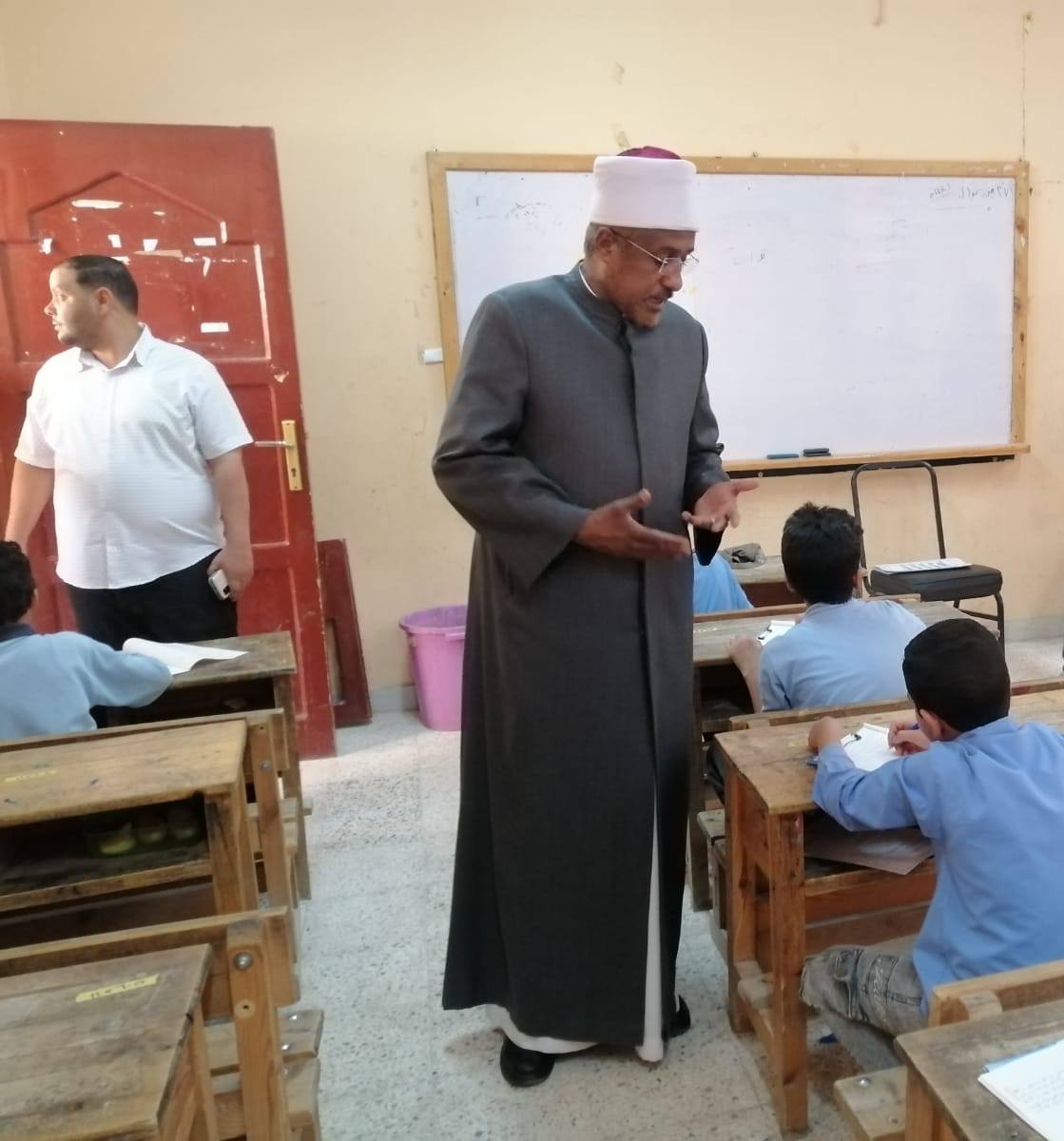 رئيس منطقة الأقصر الأزهرية يتابع انتظام لجان امتحانات الشهادات