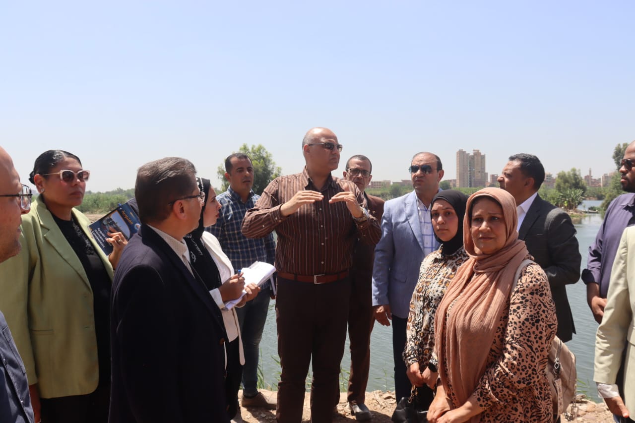 محافظ القليوبية خلال تفقد الاعمال بالجزء الأخير محافظ القليوبية خلال تفقد الاعمال بالجزء الأخير