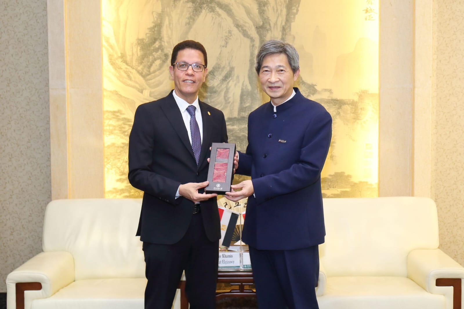 خلال لقاء رئيس جامعة بنها ورئيس جامعة وسط الصين