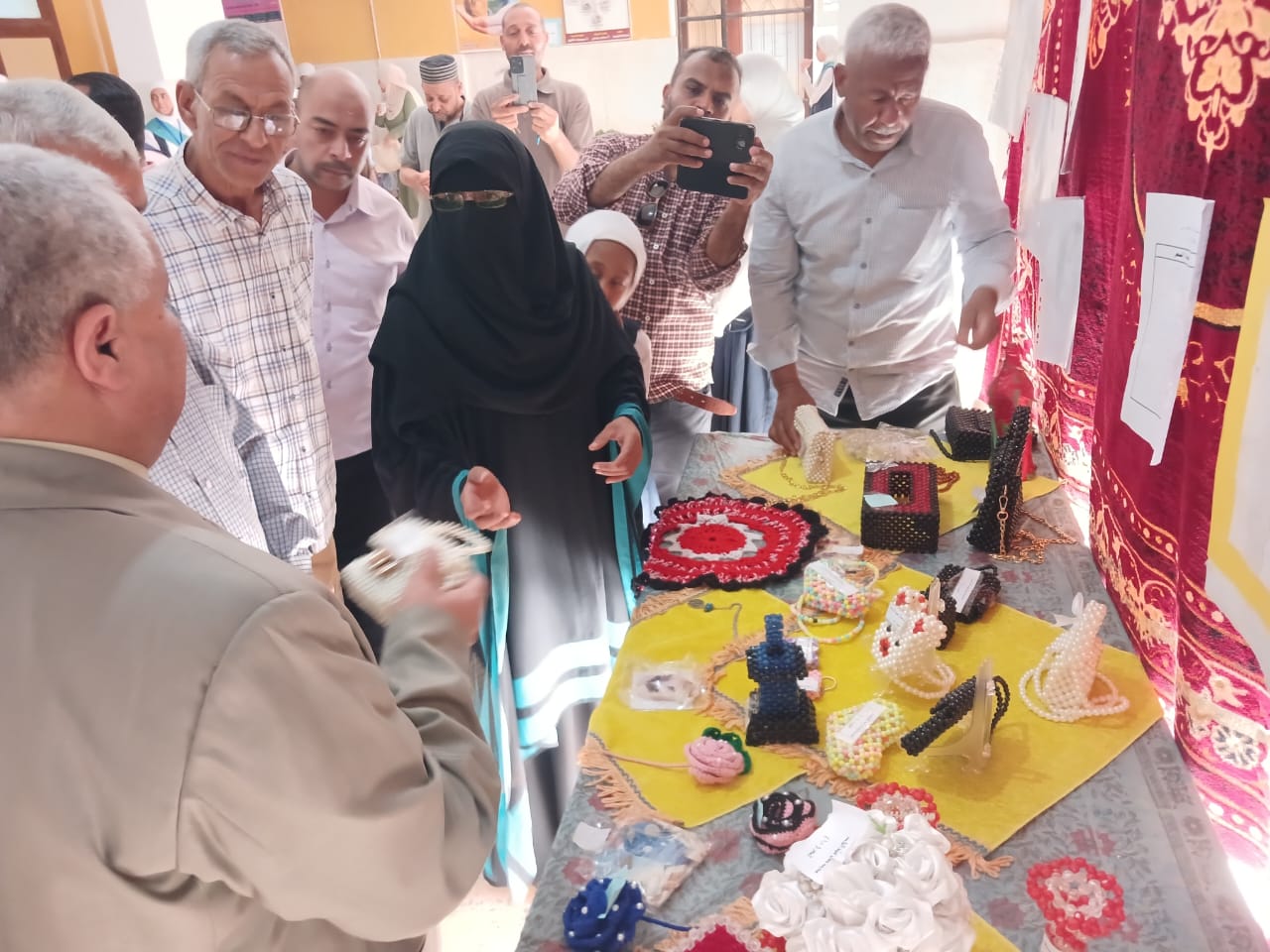 جولة بمعرض الأنامل الذهبية للمنتجات الدراسية في إدارة الزينية