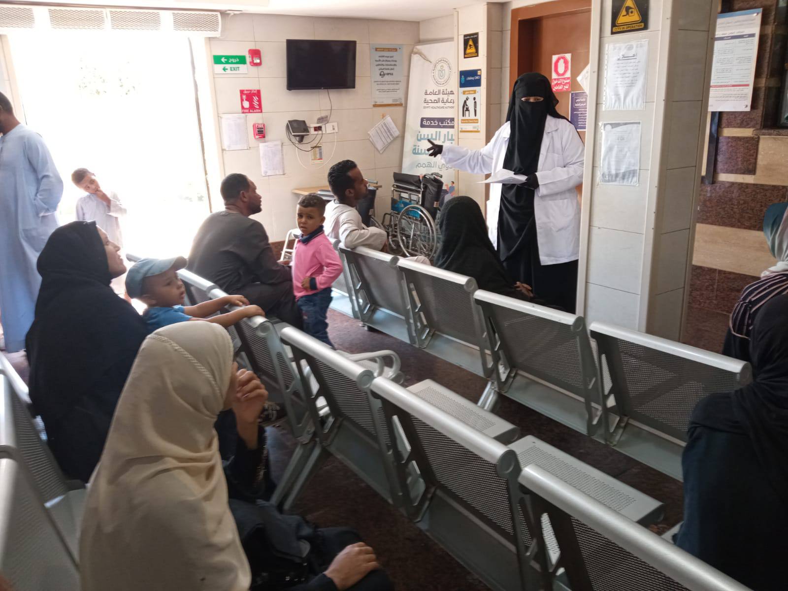 لقاء مع السيدات والرجال في الوحدة الصحية بإسنا