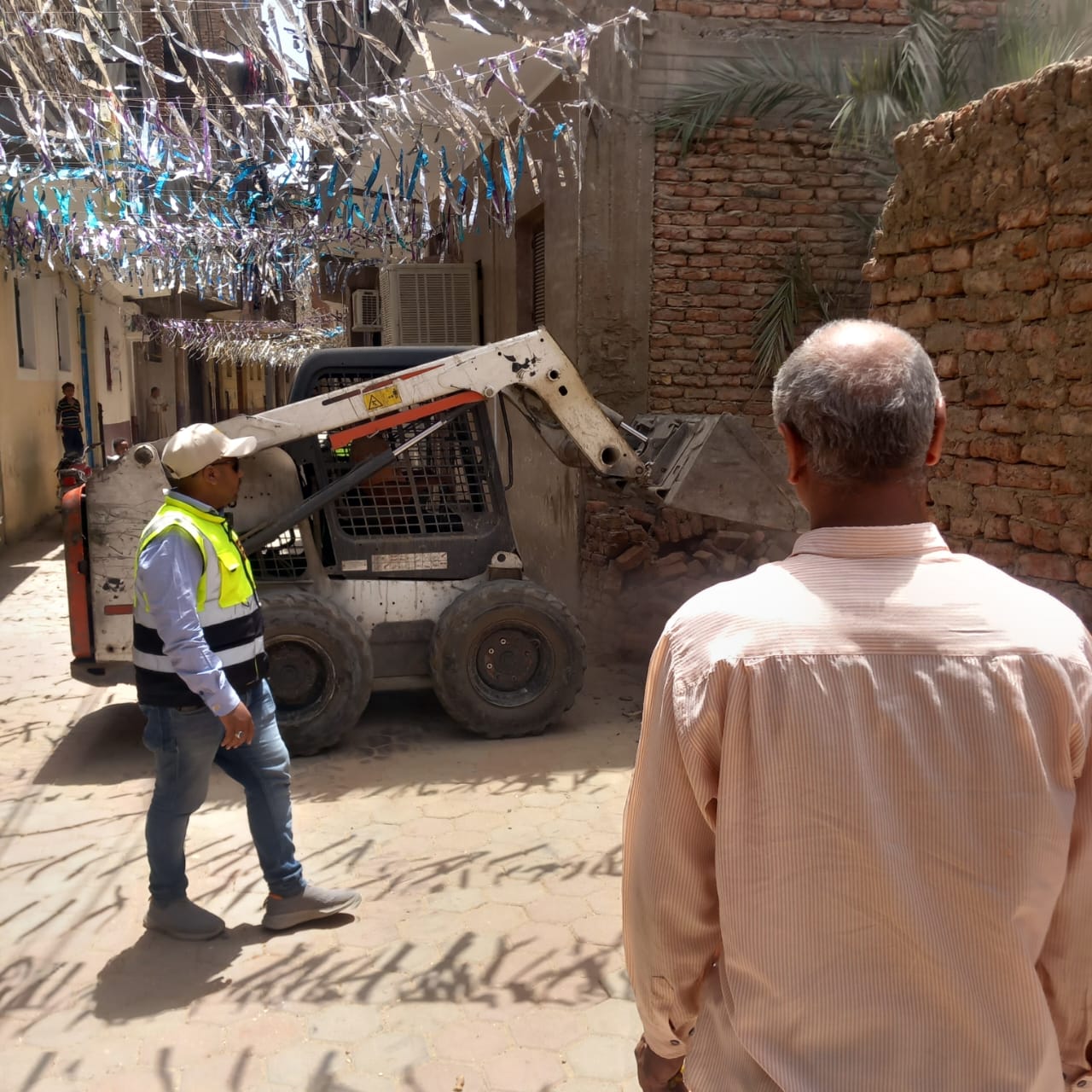 إزالة بناء مخالف فى حملات الموجة 26 بالأقصر