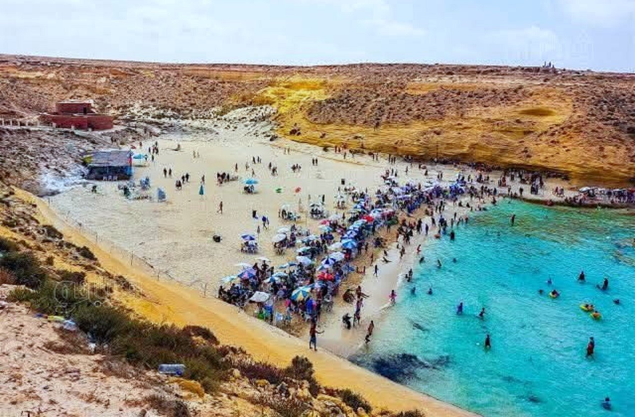 شاطئ وهضبة عجيبة شاطئ وهضبة عجيبة