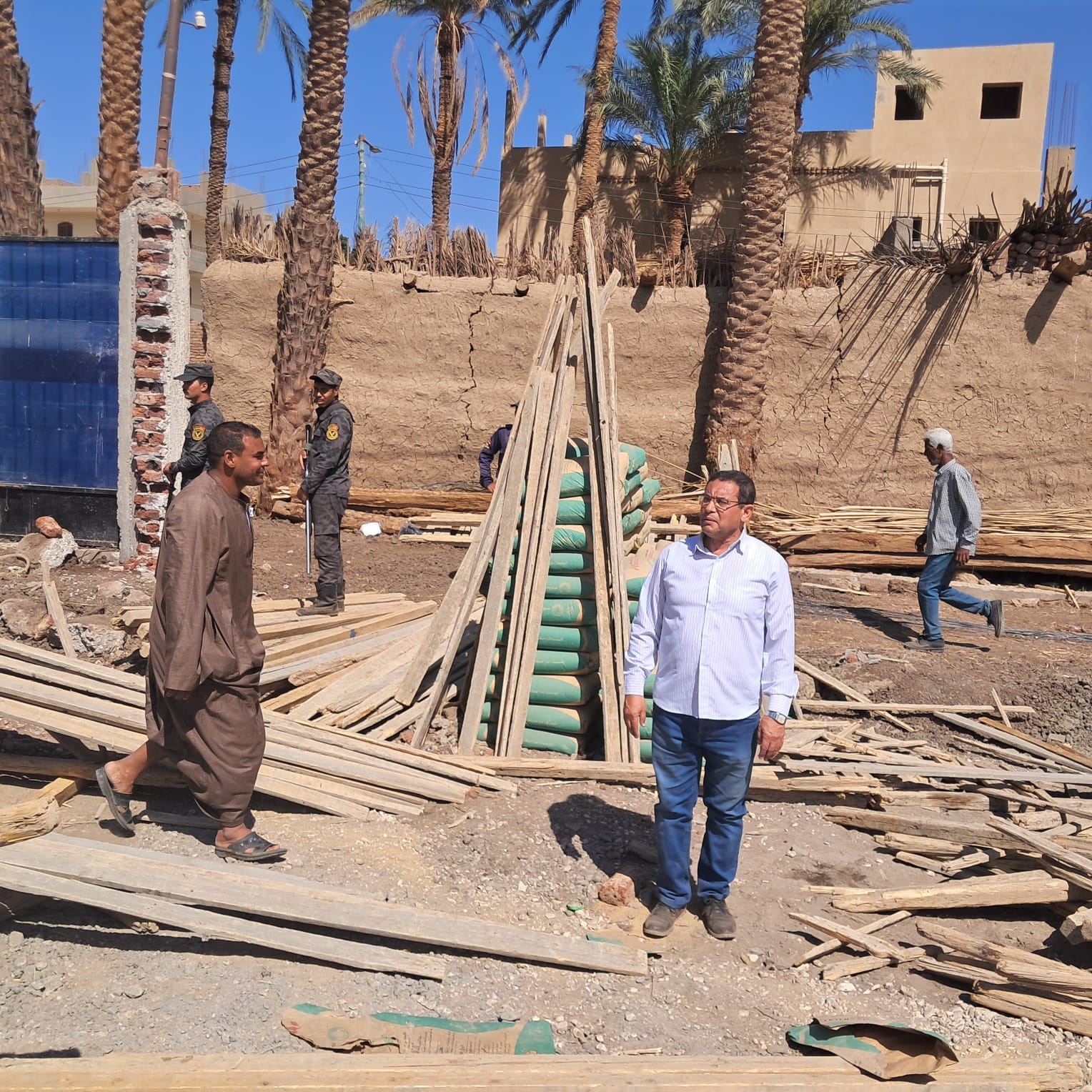 متابعة حملات إزالة التعديات بمدينة القرنة