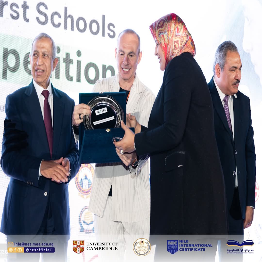 الدكتورة حنان ثابت مدير المدرسة الدكتورة حنان ثابت مدير المدرسة