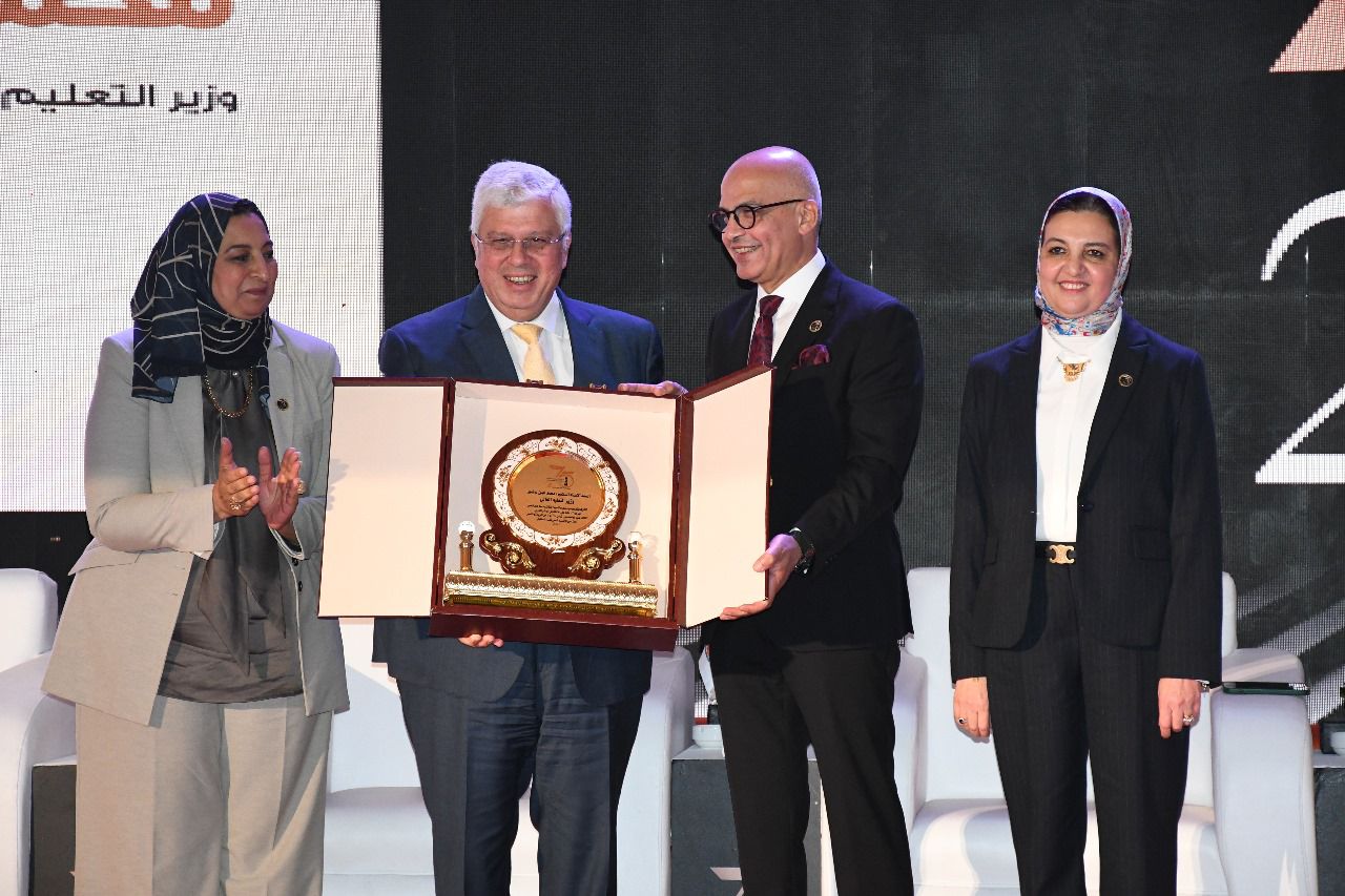 تكريم الدكتور أيمن عاشور وزير التعليم العالي