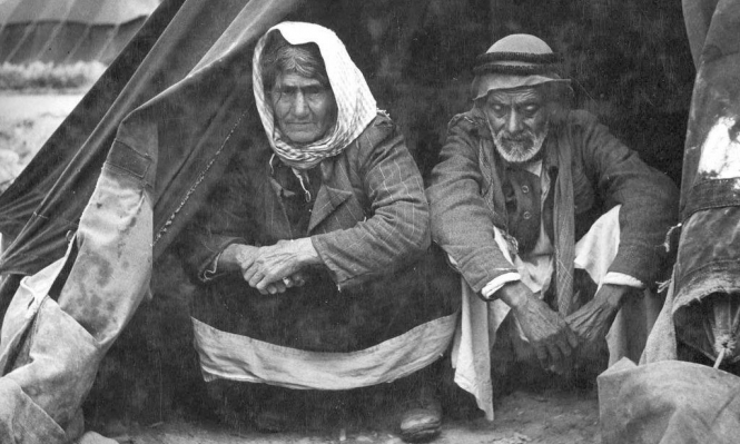 عجوزان فلسطينيات في مخيم