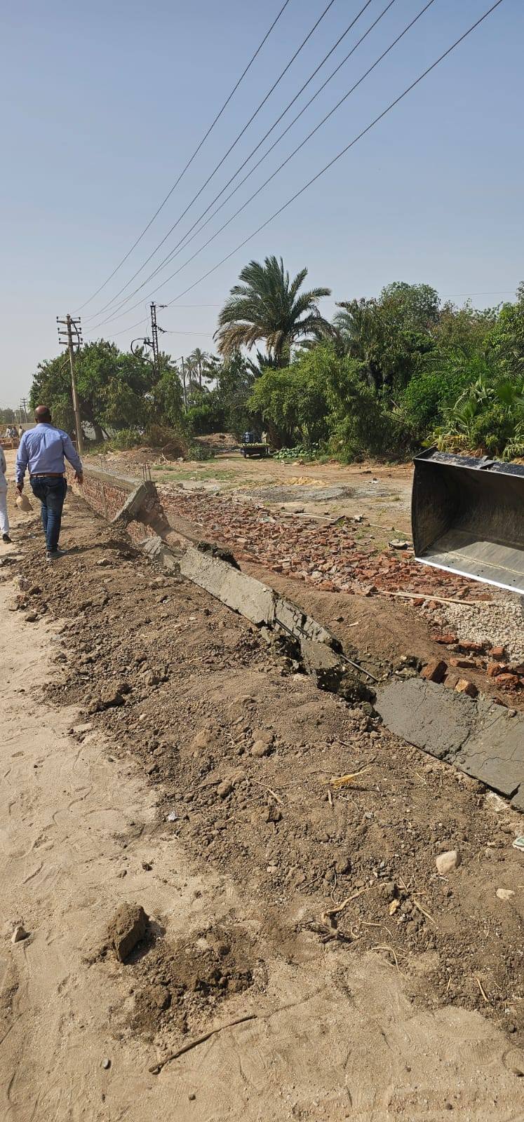 مدينة الأقصر تزيل بناء مخالف بمنطقة الجولى فيل مدينة الأقصر تزيل بناء مخالف بمنطقة الجولى فيل