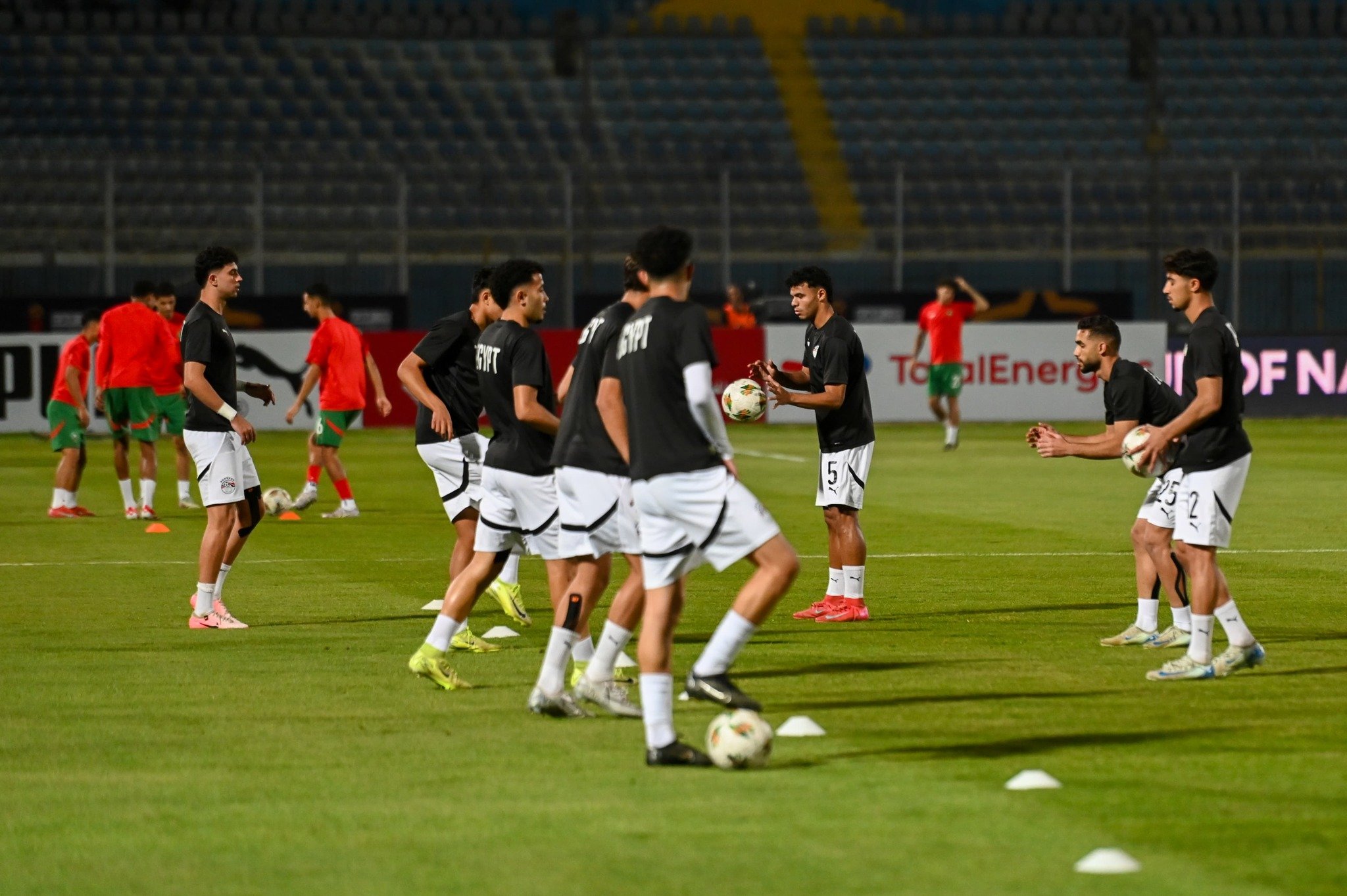 إحماء لاعبي منتخب الشباب (1)