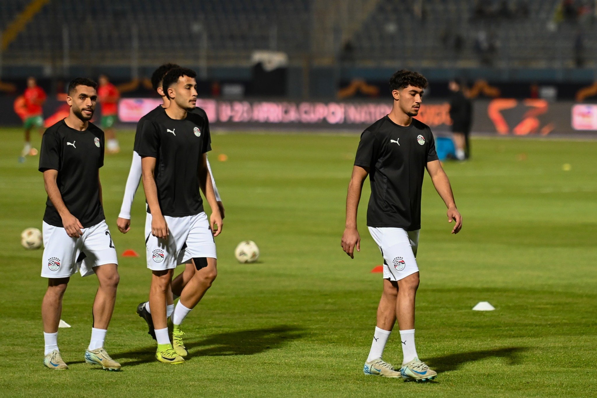 إحماء لاعبي منتخب الشباب (4)