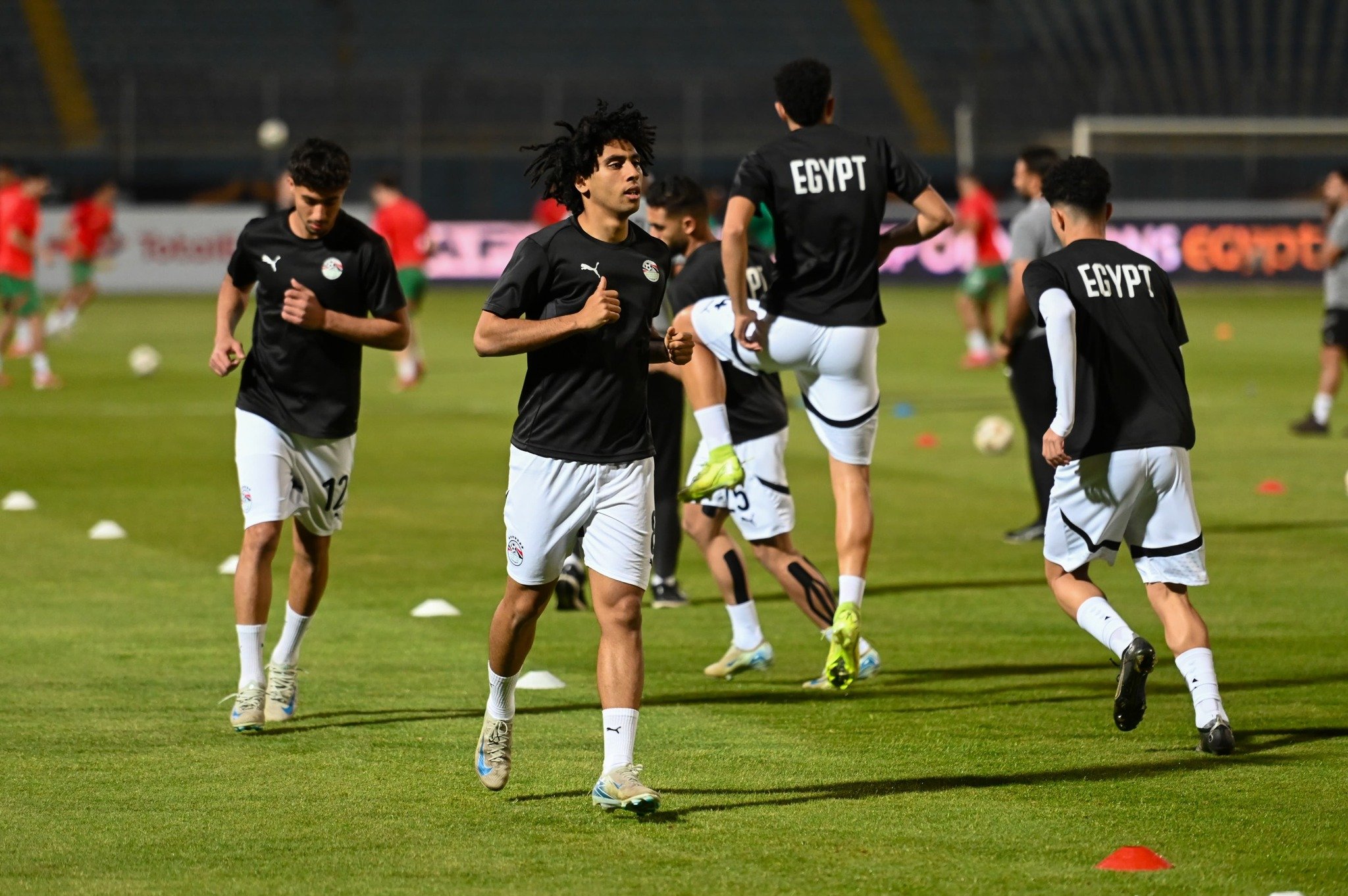 إحماء لاعبي منتخب الشباب (3)