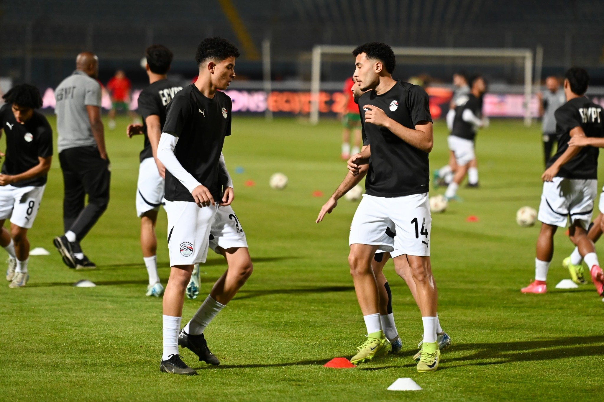 إحماء لاعبي منتخب الشباب (2)