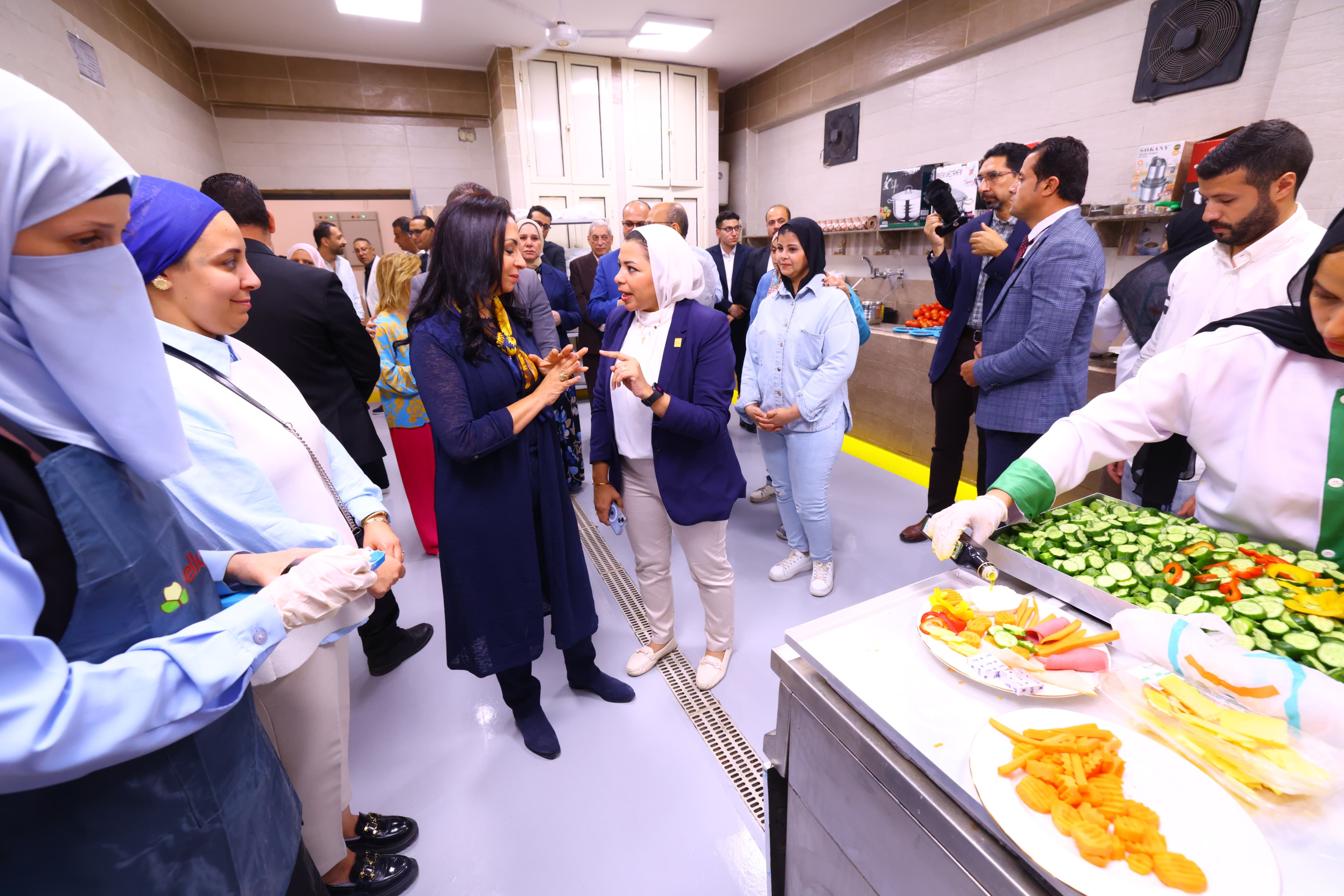 وزيرة التضامن الاجتماعي على تفقد المطابخ داخل المؤسسة وزيرة التضامن الاجتماعي على تفقد المطابخ داخل المؤسسة