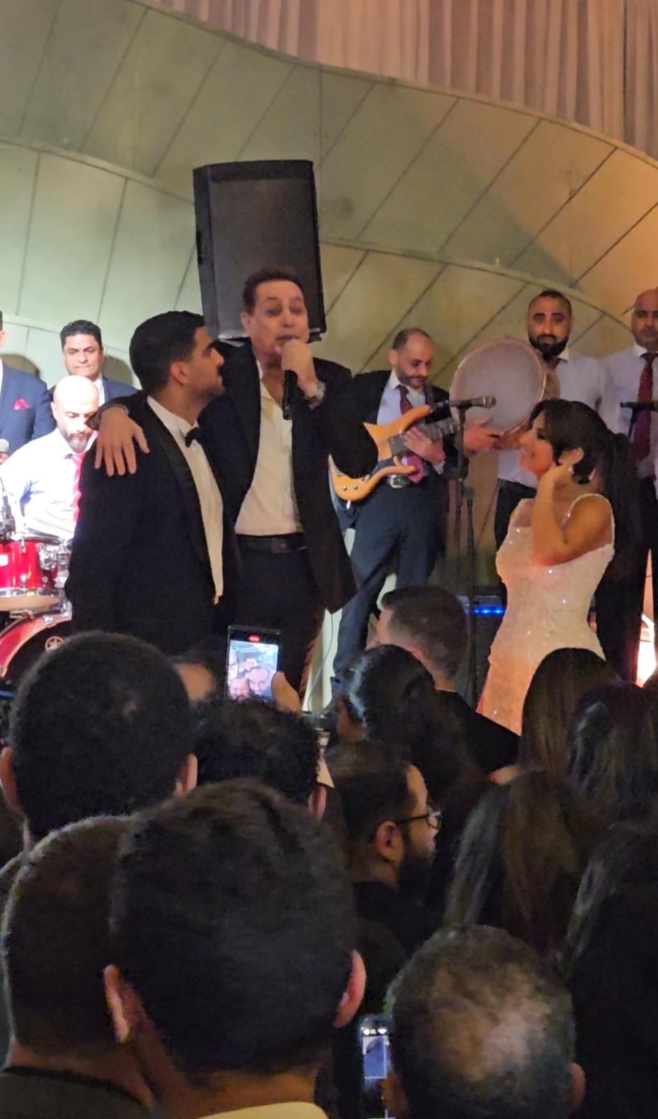 حكيم فى حفل زفاف هيا ابنة أمل رزق (1)