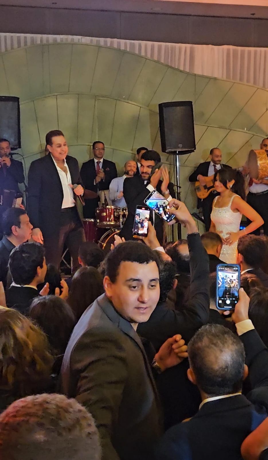 حكيم فى حفل زفاف هيا ابنة أمل رزق (2)