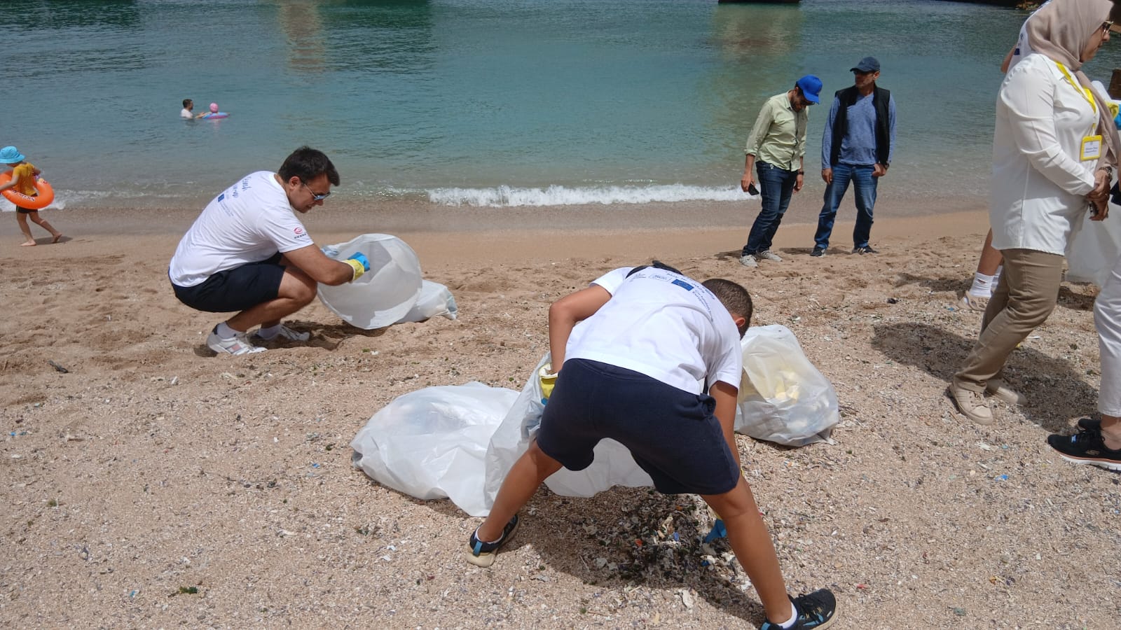 حملة تنظيف الشاطئ بالإسكندرية حملة تنظيف الشاطئ بالإسكندرية