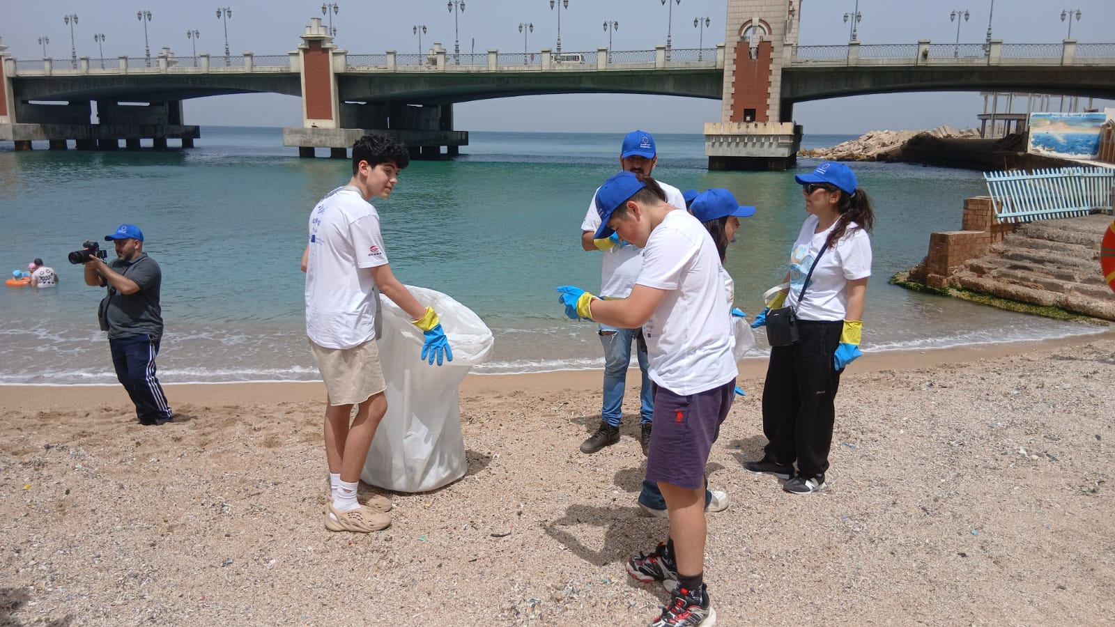 حملة لتنظيف الشواطئ في الإسكندرية حملة لتنظيف الشواطئ في الإسكندرية