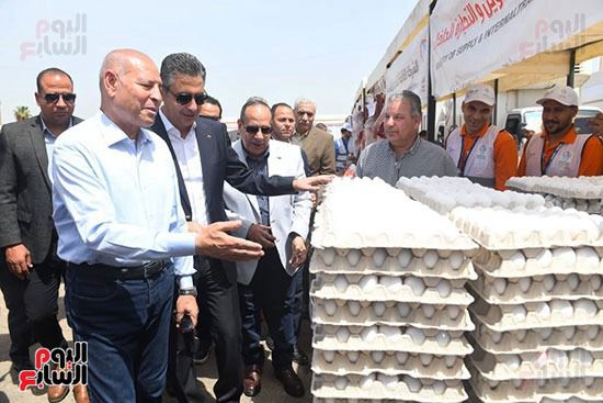 الدكتور شريف فاروق وزير التموين يطمئن على توافر المنتجات الغذائية بسوق اليوم الواحد بمدينة نصر