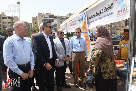 الدكتور شريف فاروق وزير التموين خلال افتتاح المرحلة الثانية من سوق اليوم الواحد بمدينة نصر