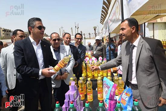 الدكتور شريف فاروق وزير التموين يطمئن على توافر السلع  بسوق اليوم الواحد بمدينة نصر