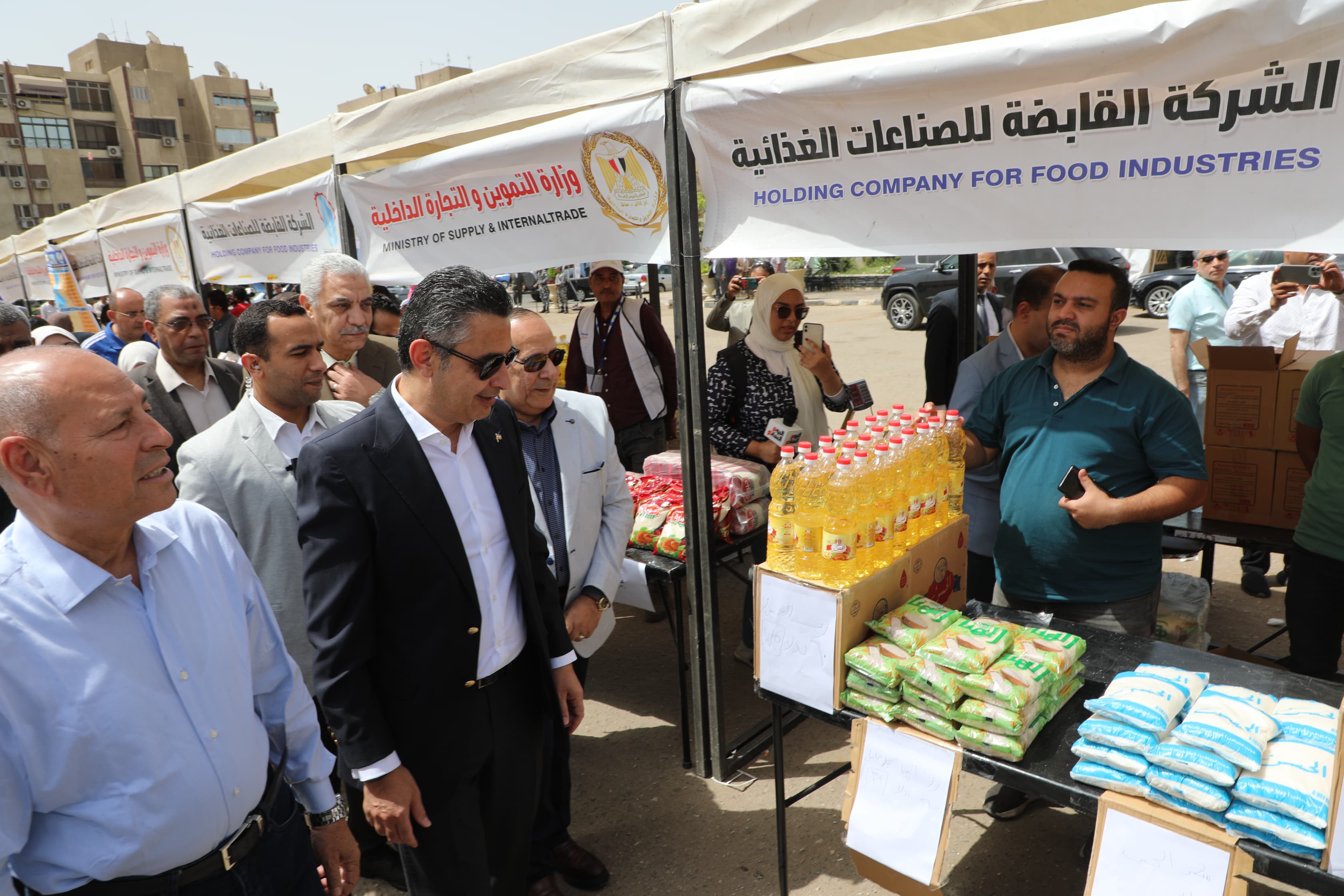 محافظ القاهرة ووزير التموين يتفقدان سوق اليوم الواحد بمدينة نصر (3)
