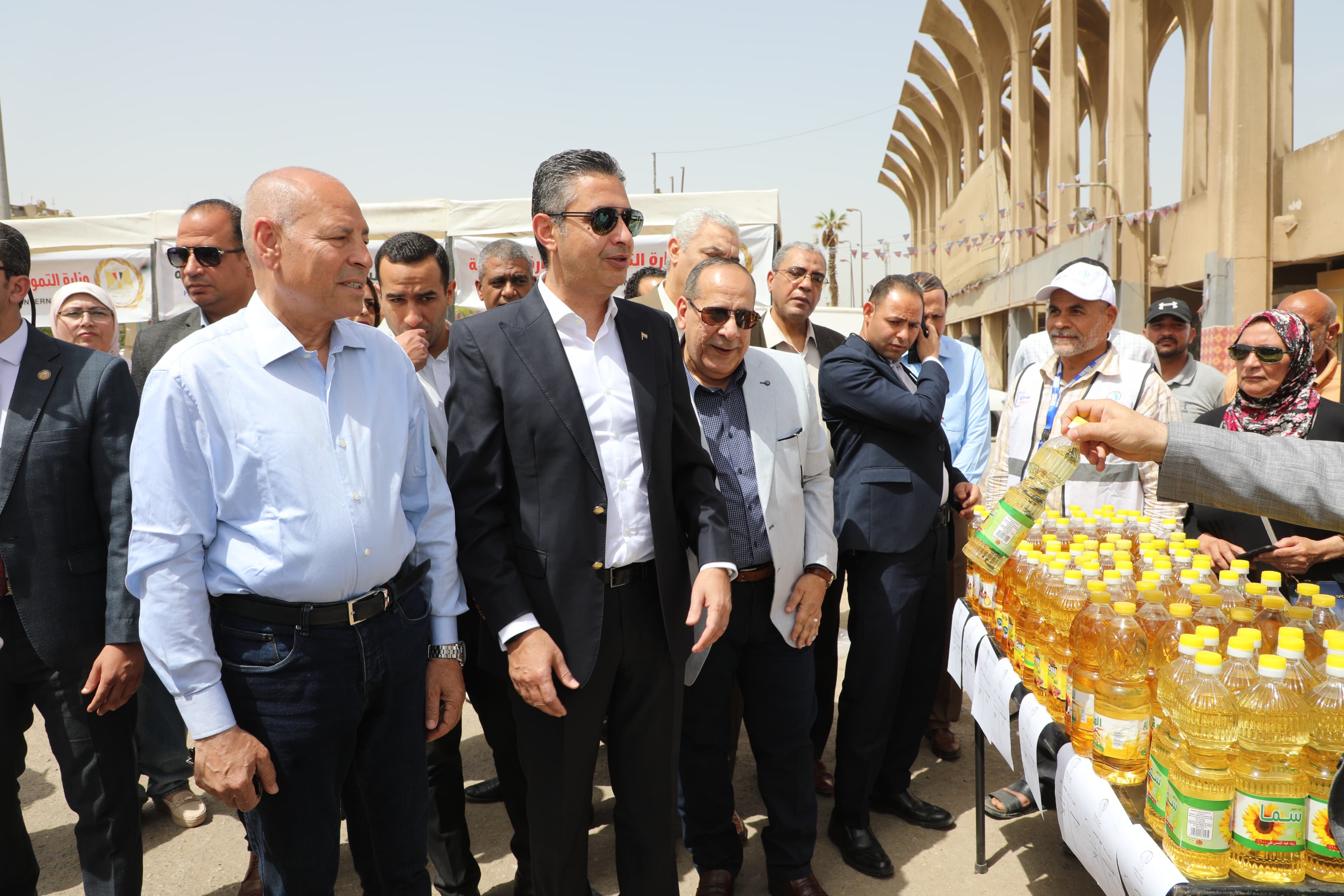 محافظ القاهرة ووزير التموين يتفقدان سوق اليوم الواحد بمدينة نصر (5)
