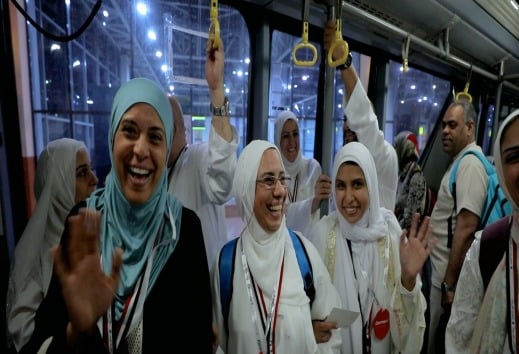 فرحة عارمة للحجاج قبل مغادرتهم فرحة عارمة للحجاج قبل مغادرتهم