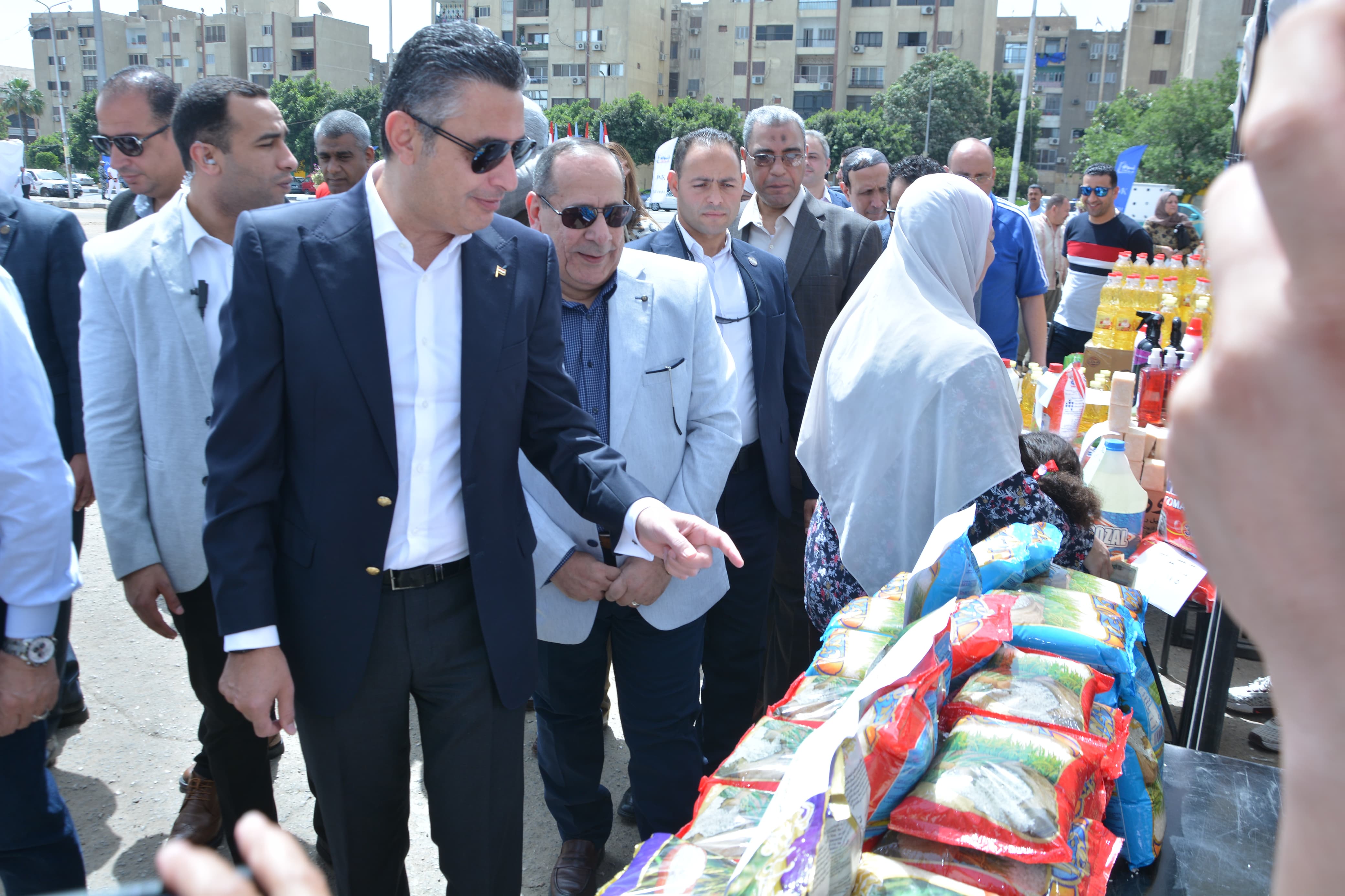وزير التموين يتفقد السلع