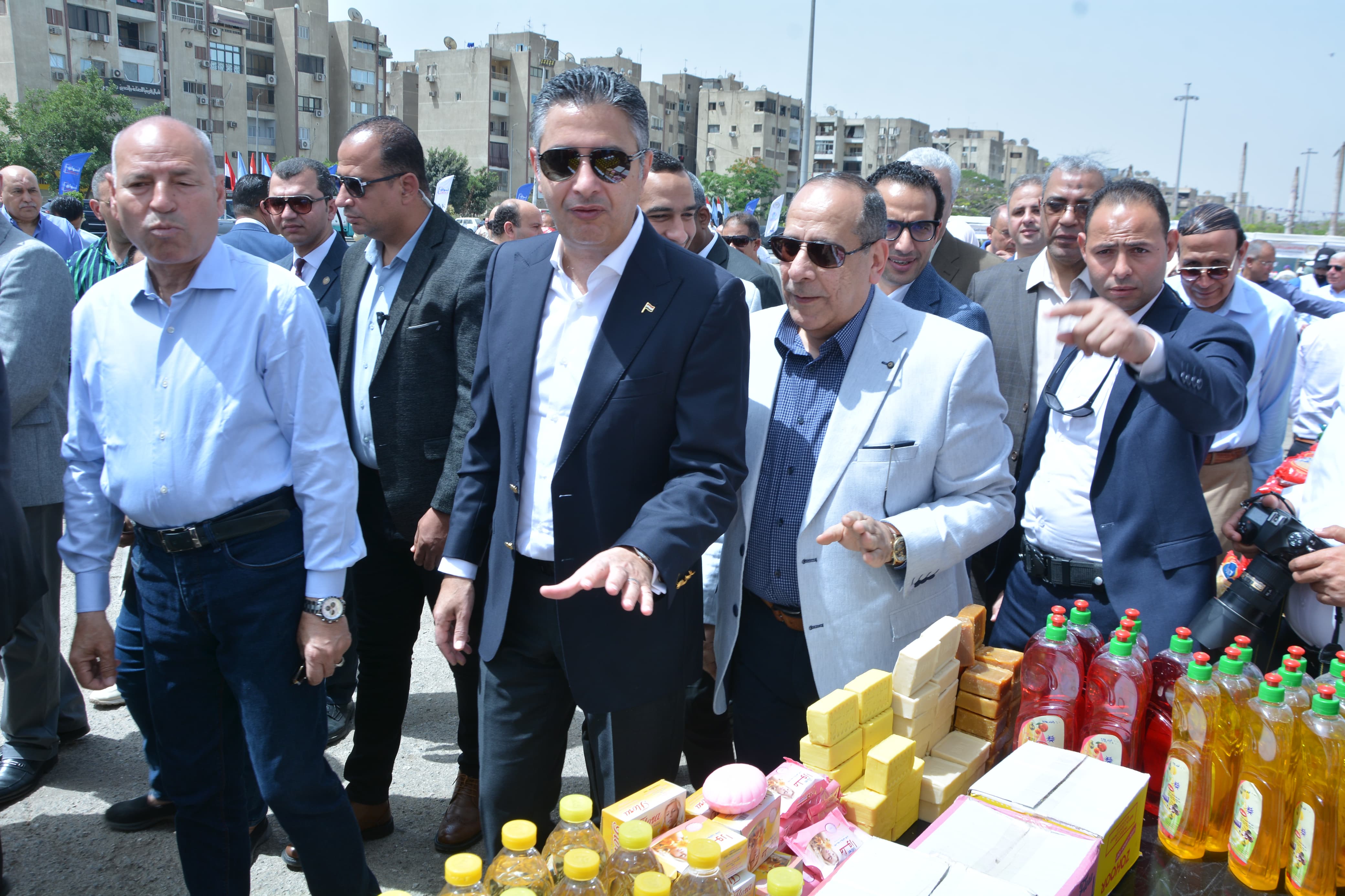 وزير التموين ومحافظ القاهرة خلال افتتاح أسواق اليوم الواحد