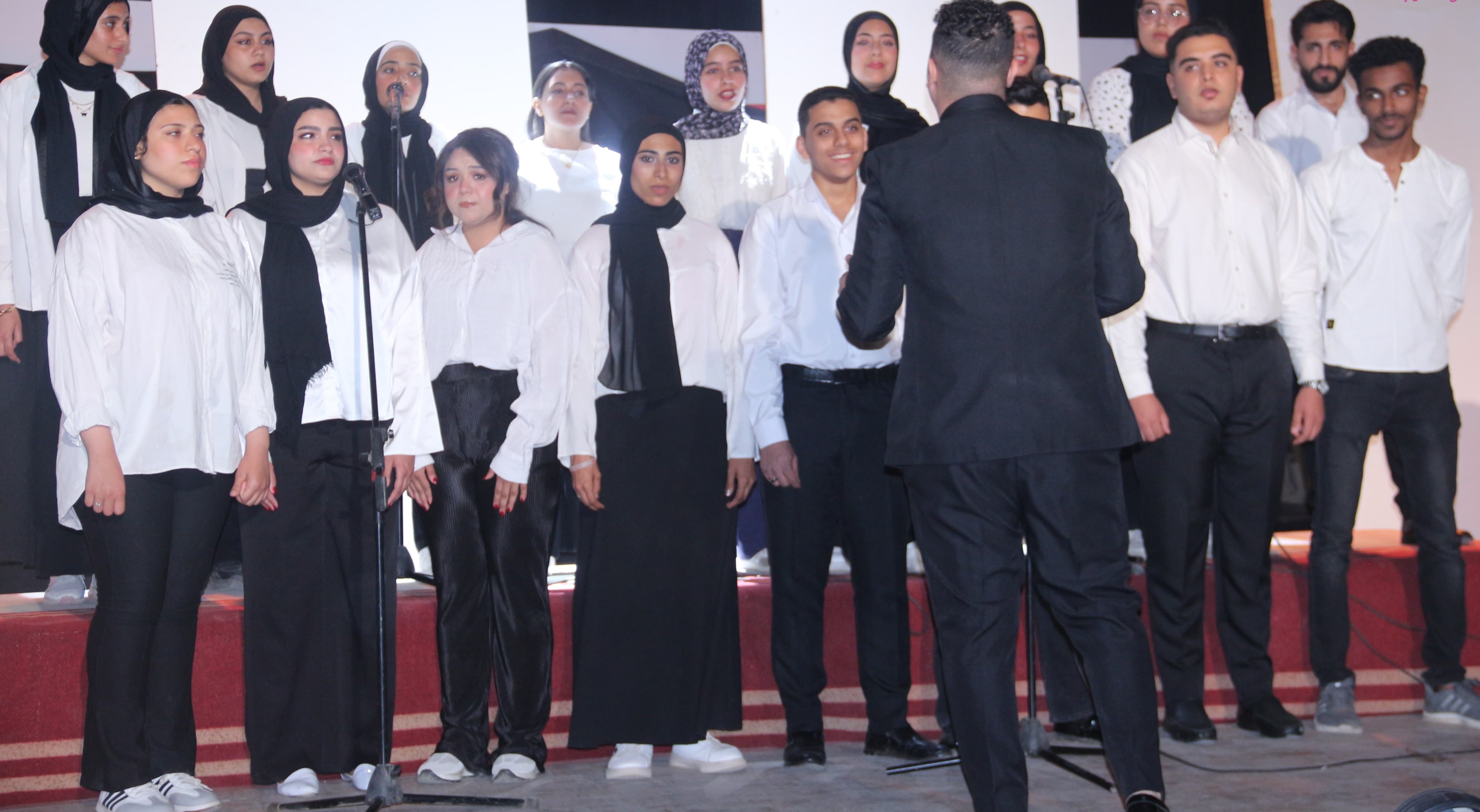 فريق الكورال خلال العرض
