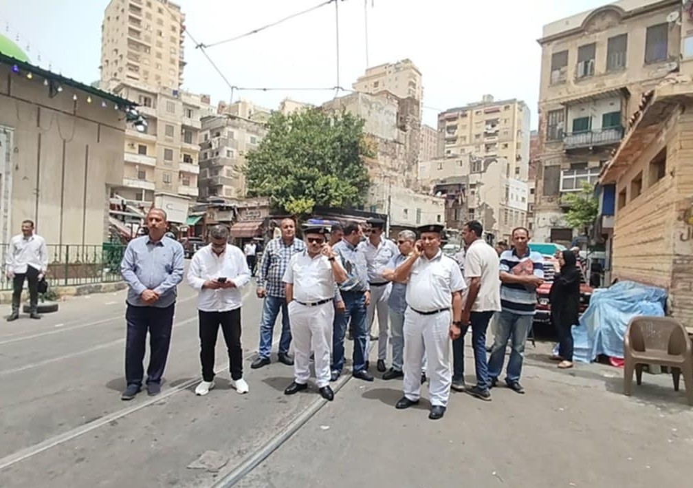 القيادات الأمنية والتنفيذية في حملة ازالة عقارات ايه للسقوط