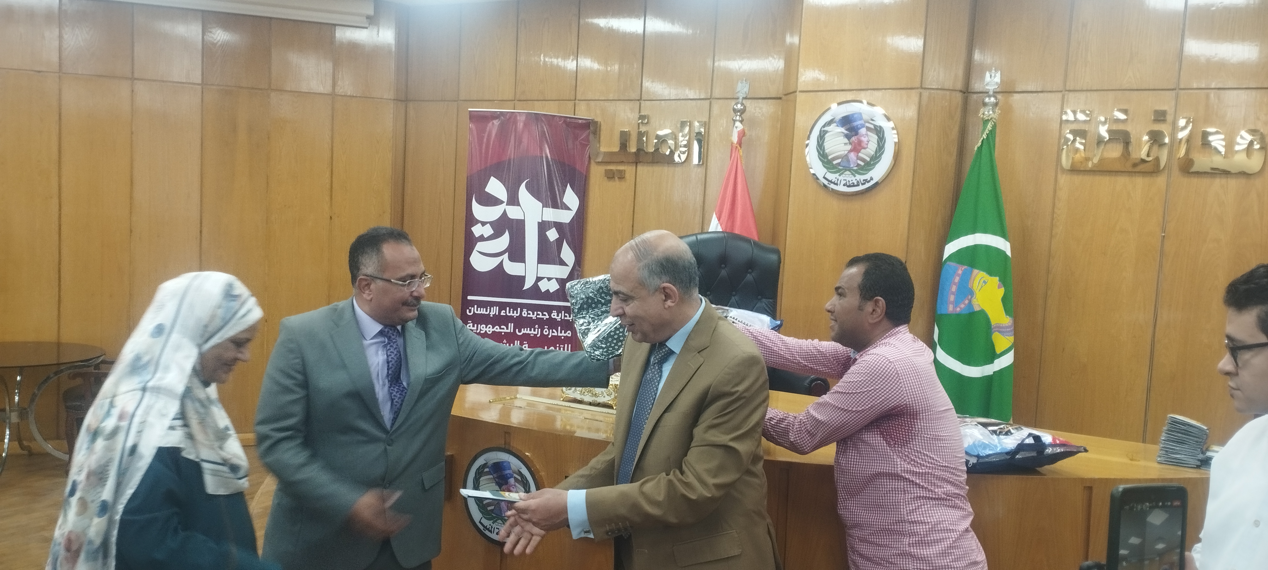محافظ المنيا يسلم جوزارات السفر لحجاج القرعه محافظ المنيا يسلم جوزارات السفر لحجاج القرعه