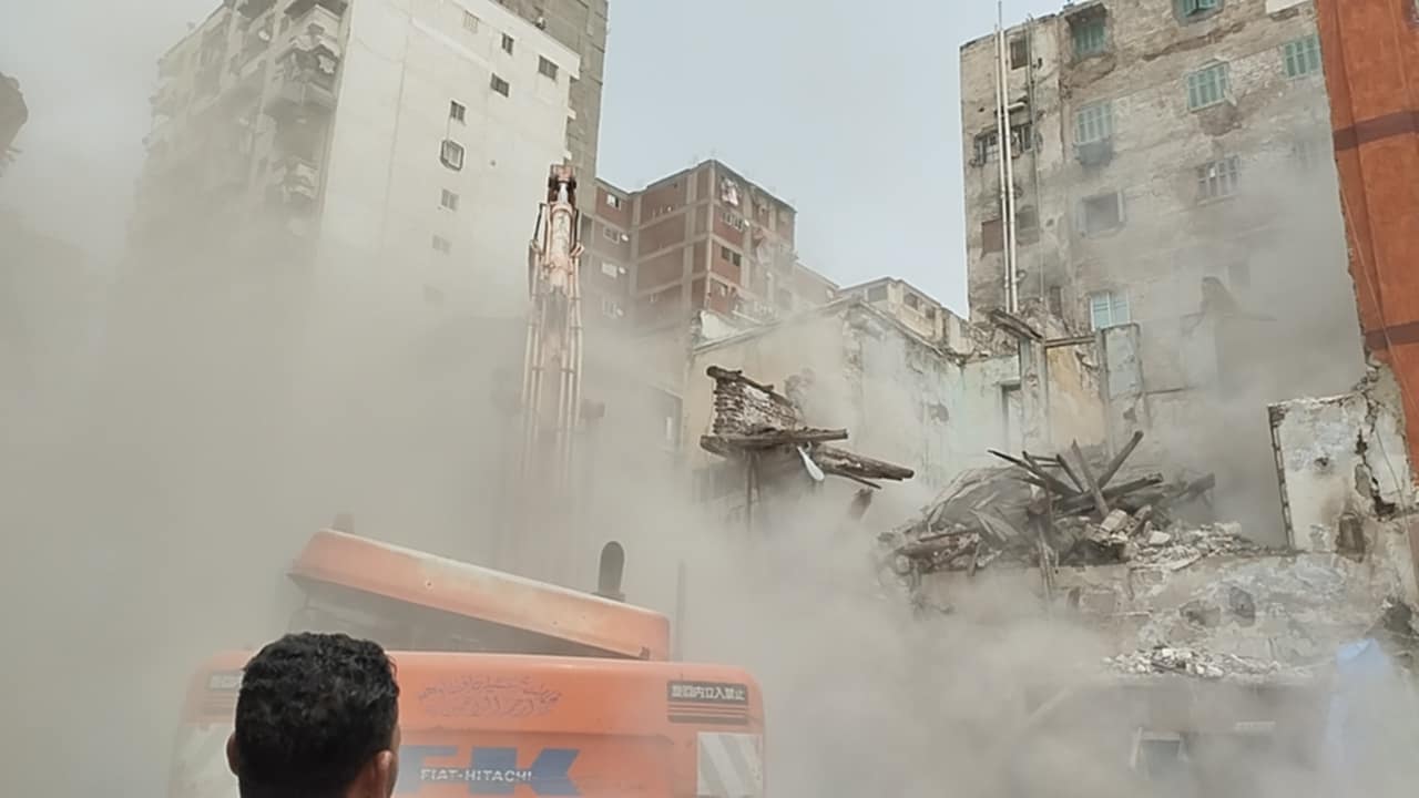لحظة إزالة عقار قديم في الإسكندرية