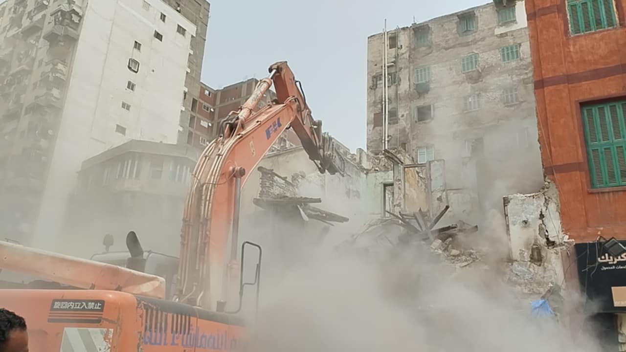 إزالة عقار آيل للسقوط في الجمرك بالإسكندرية